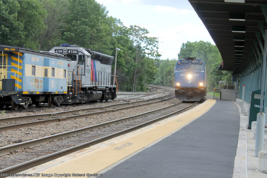 MNCR 4914 arrives at Campbell Hall